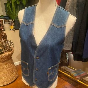 Size small Levi’s vintage vest